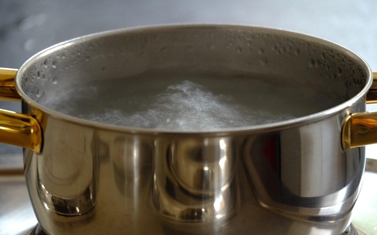 Ein Topf voller kochendem Wasser beim Abkochgebot Ein Topf voller kochendem Wasser beim Abkochgebot
